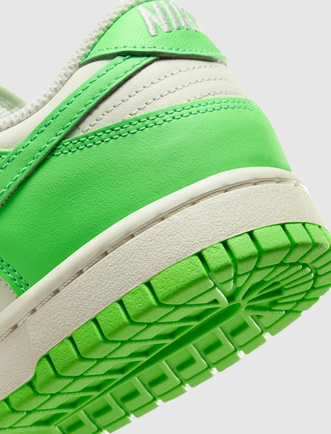 WOMEN'S DUNK LOW "GREEN STRIKE"