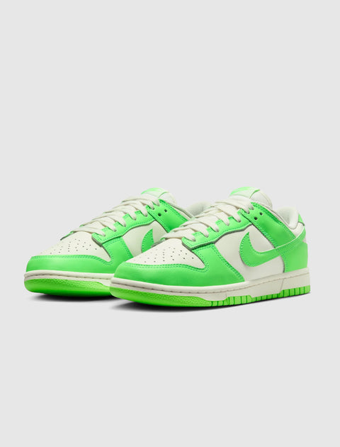 WOMEN'S DUNK LOW "GREEN STRIKE"