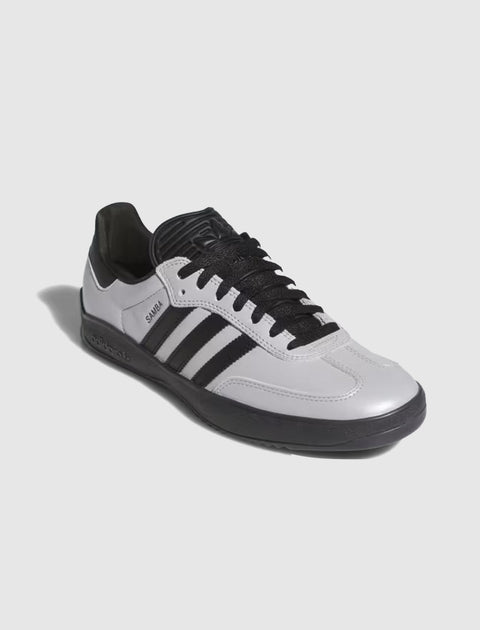 Low-top white and black leather sneaker with black laces and three side stripes