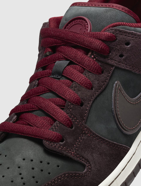 Low-top sneakers - Dark Beetroot