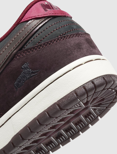 Low-top sneakers - Dark Beetroot