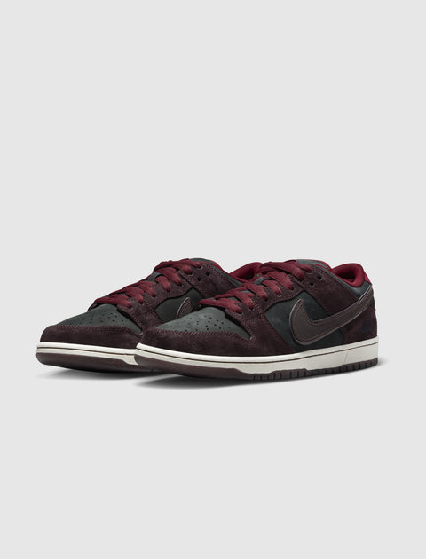 Low-top sneakers - Dark Beetroot